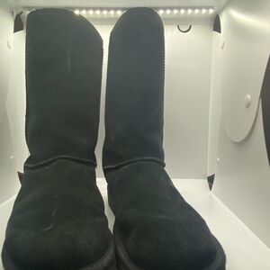 UGG Black Winter Boots with Slouchy Design and Soft Material